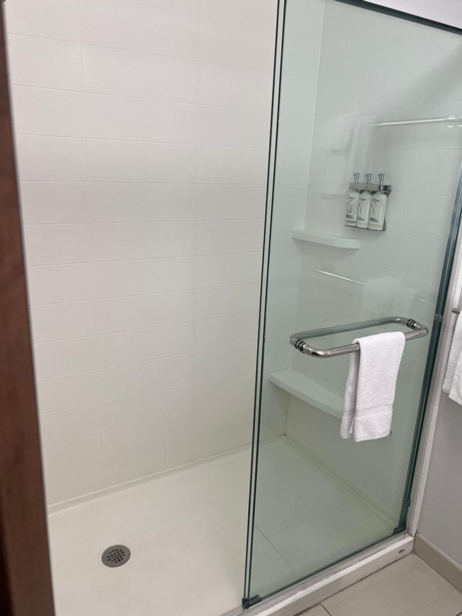 Holiday Inn Express & Suites Mobile - University Area By Ihg Экстерьер фото