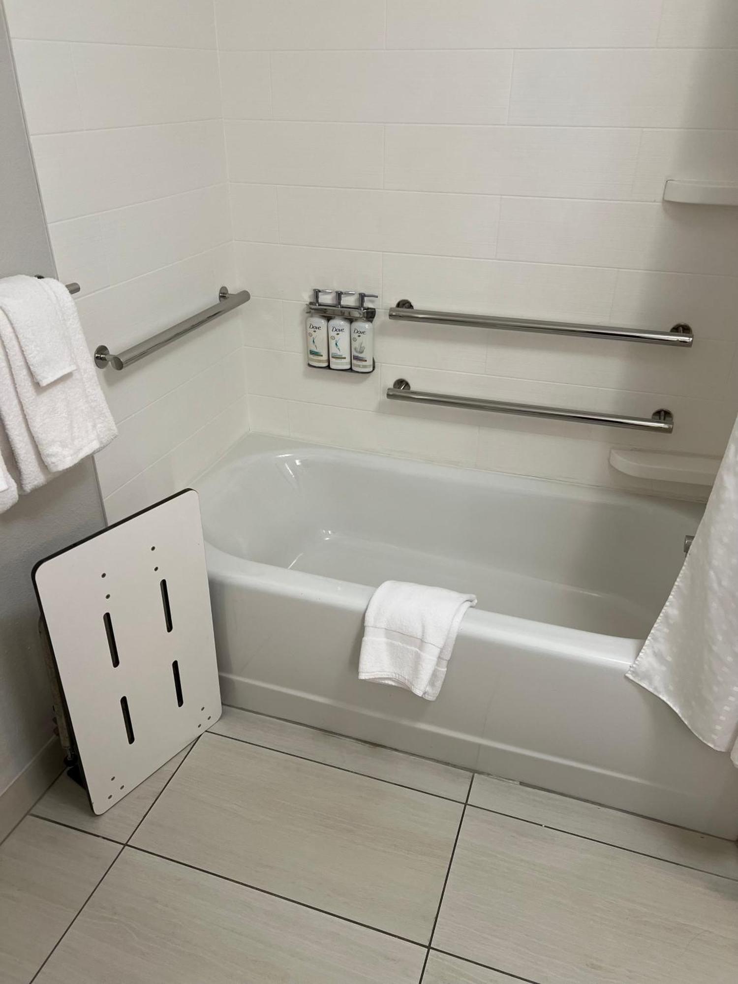 Holiday Inn Express & Suites Mobile - University Area By Ihg Экстерьер фото
