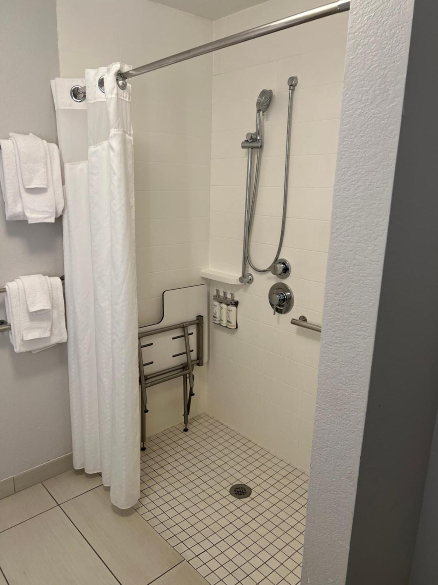 Holiday Inn Express & Suites Mobile - University Area By Ihg Экстерьер фото