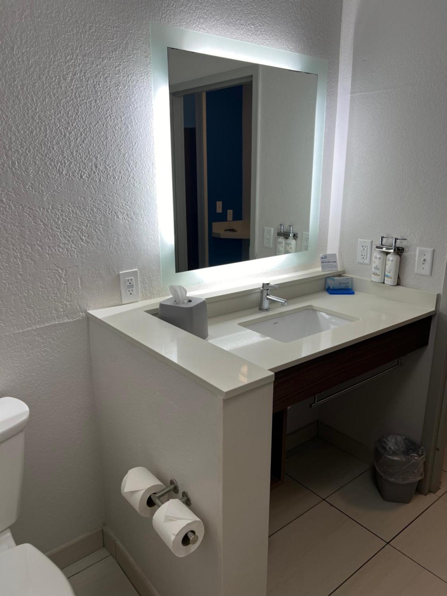 Holiday Inn Express & Suites Mobile - University Area By Ihg Экстерьер фото