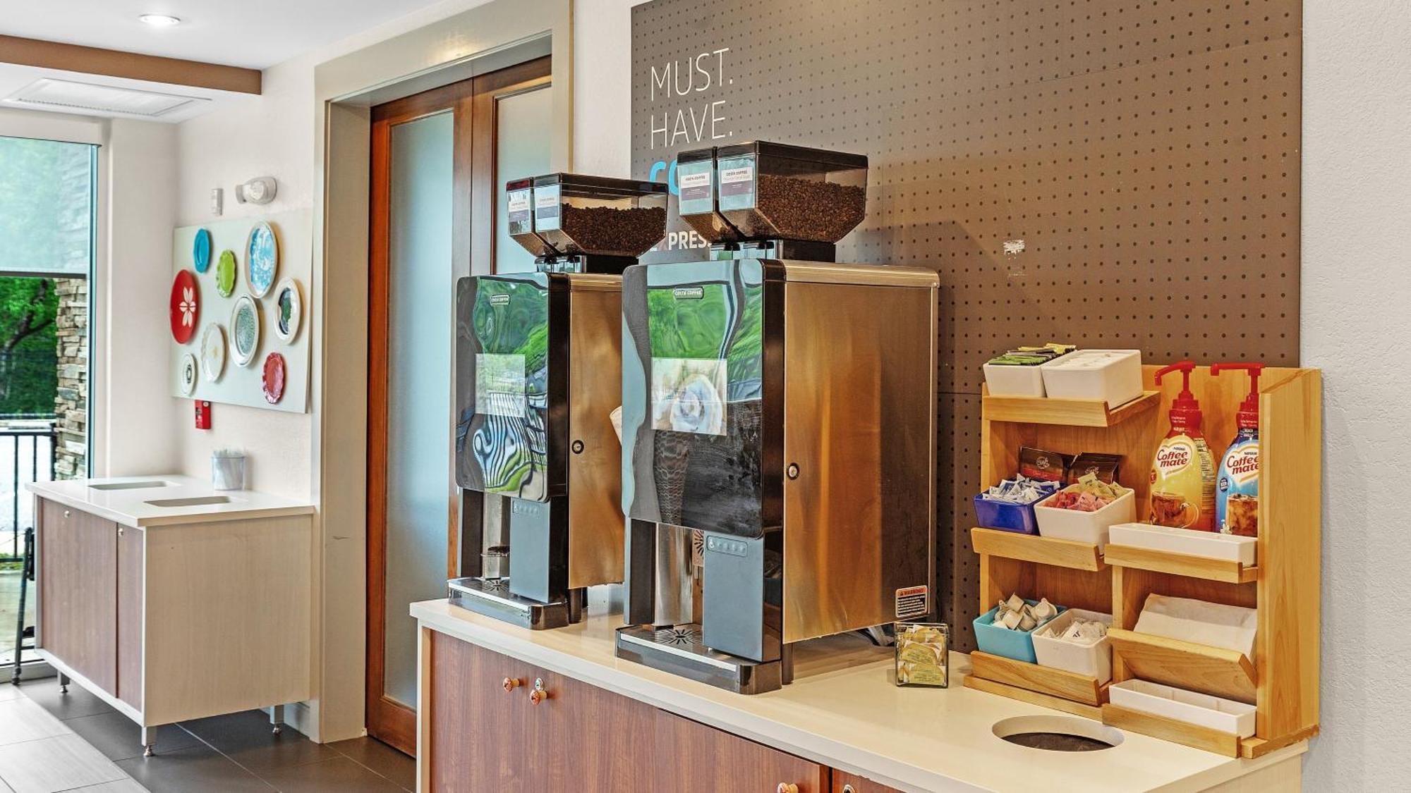 Holiday Inn Express & Suites Mobile - University Area By Ihg Экстерьер фото
