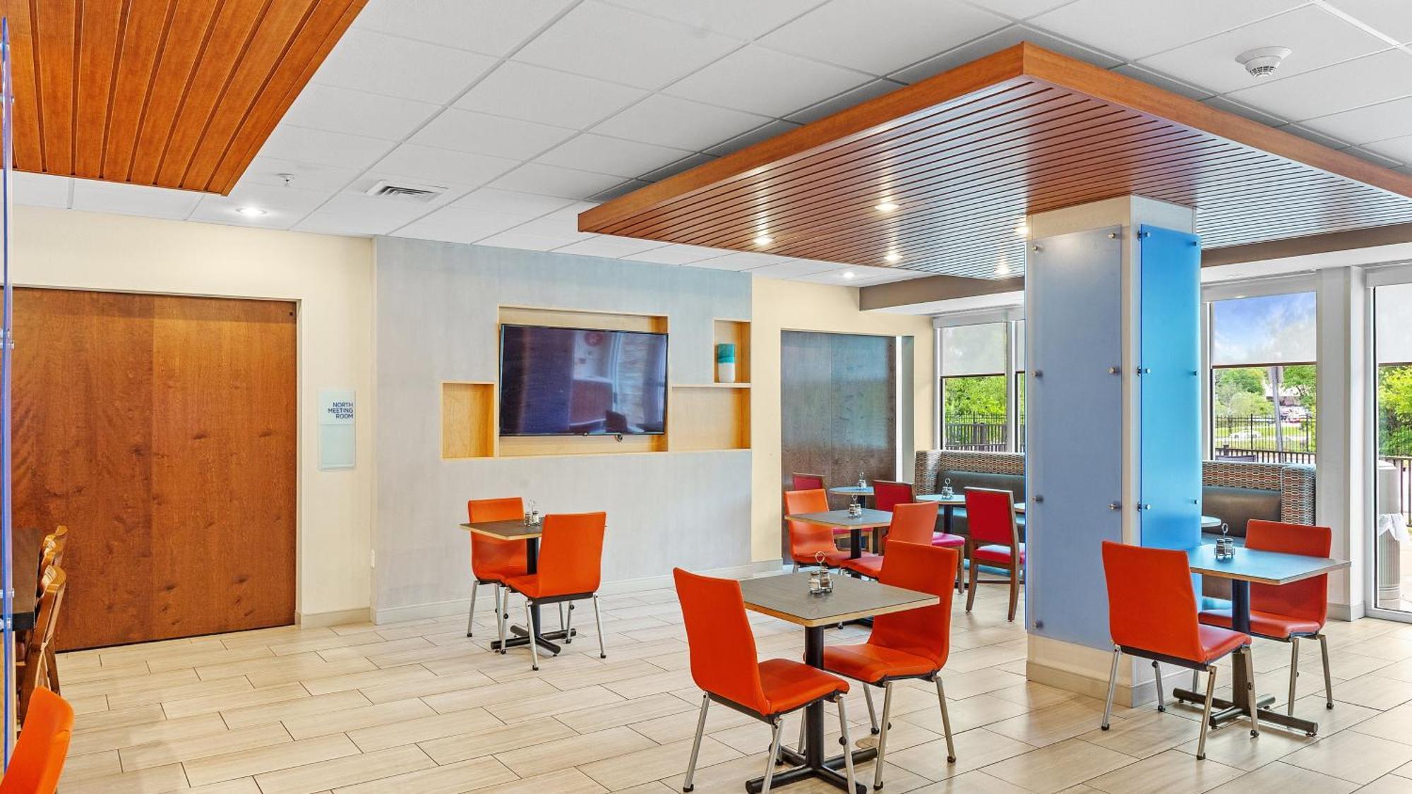Holiday Inn Express & Suites Mobile - University Area By Ihg Экстерьер фото