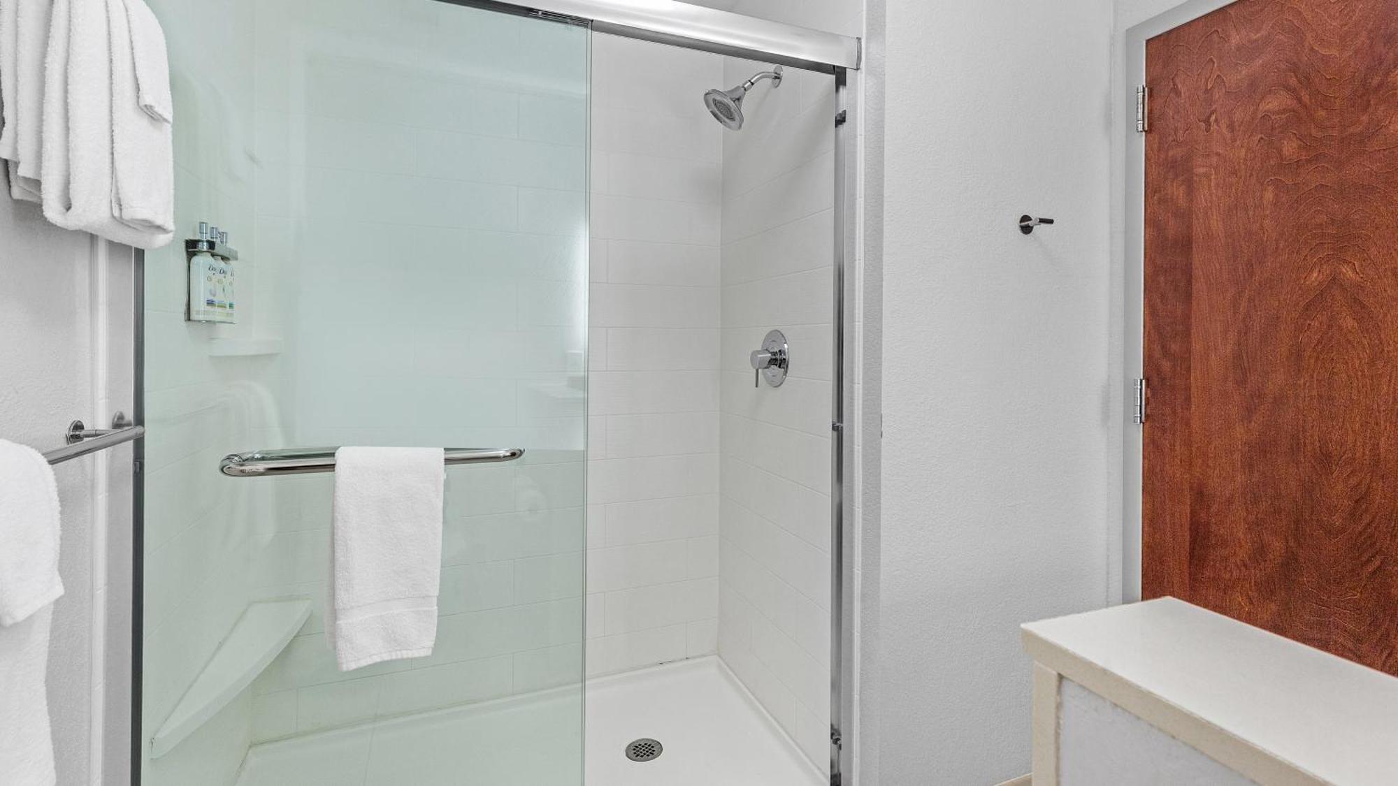 Holiday Inn Express & Suites Mobile - University Area By Ihg Экстерьер фото