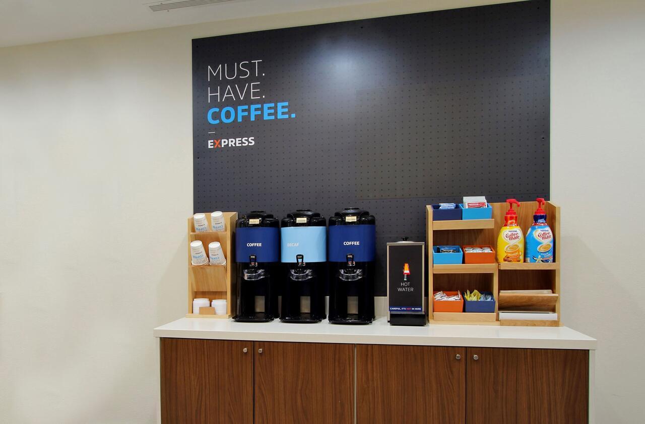 Holiday Inn Express & Suites Mobile - University Area By Ihg Экстерьер фото